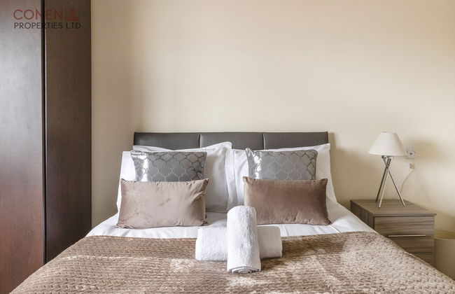 2 Bed Apartment Sleeps 5 - Free Parking, Balcony - Photo 1