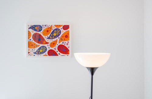 Spacious Clean & Colorful Apt Quiet Zone - Photo 15