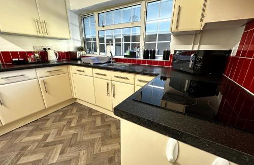 Kennedy Villa - 5 Bedroom House with Hot Tub, WiFi, Free parkings, Close to Bicester Village - Foto 29