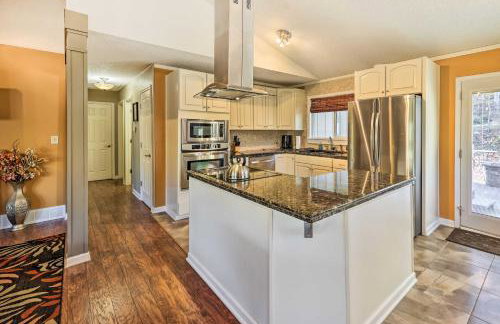 Holiday Island Home: Hot Tub & Wood Stove! - Foto 10