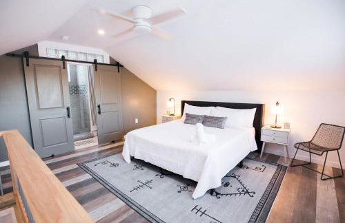 Rustic Luxe Creekside Retreat with Hot Tub and Fire Pit, Minutes From Hudson - Foto 10