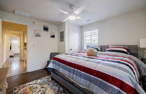 5 min Grant park with Fenced Yard Parking Pet Friendly - Photo 7