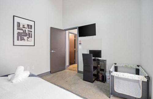 Stunning Downtown Apartment with Pool, Laundry, Parking - Foto 11