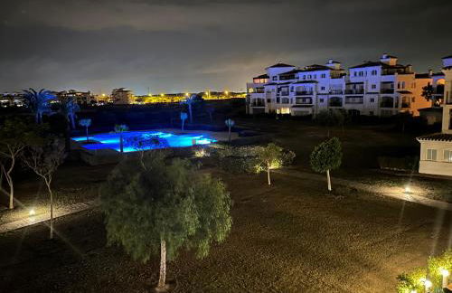 Stunning apartment with a beautiful pool/lake view - Foto 27