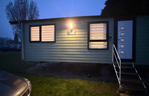 Cosy caravan in Billing Aquadrome - Photo 12