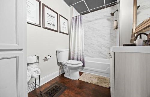 Stylish Home in Historic District Near Riverwalk - Foto 33