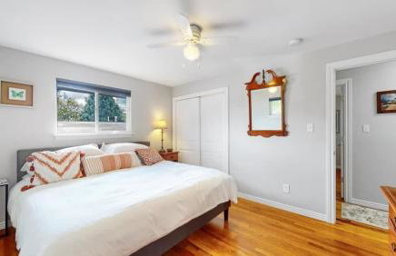 Charming four bedroom home with large yard and plenty of room for family - Foto 23