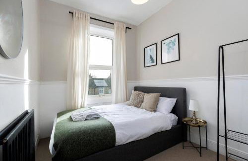 Bright & Comfortable 4-Bed Home 9 mins from Newcastle City Center - Free Parking - Foto 14