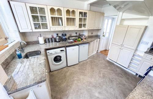 Spacious 3BR Home with Driveway Near NEC & Airport - Foto 20