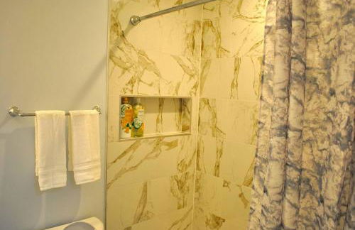 Stylish 4-Bedroom Full House. Plenty of Parking! - Foto 24