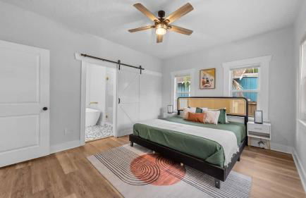 Mid-Century Modern Retreat by Coffee, Food + Shops - Foto 2