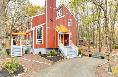 Deck, Fire Pit and Pool Access at Poconos Retreat! - Foto 3