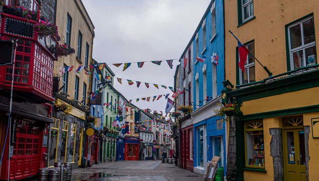 Una colorida calle de Galway