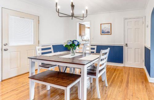 3 Mi to Hospitals Inviting Rockford Home with Yard! - Foto 7