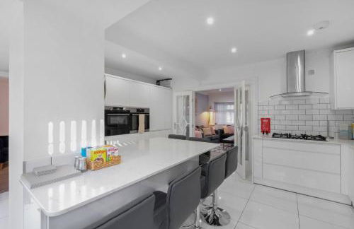 Family-Friendly 4-Bed near Parks & Transport Links - Foto 7