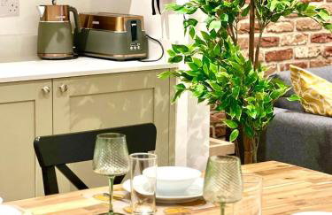 Brand New Apt - Beach Breeze Spacious 1-Bedroom Apartment with parking - sleeps 4 ppl- internet - Foto 33