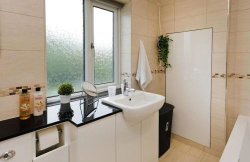 Comfy stays, Rotherham for contractors & Families, spacious, conservatory, free parking, wifi, 3BDR - Foto 39