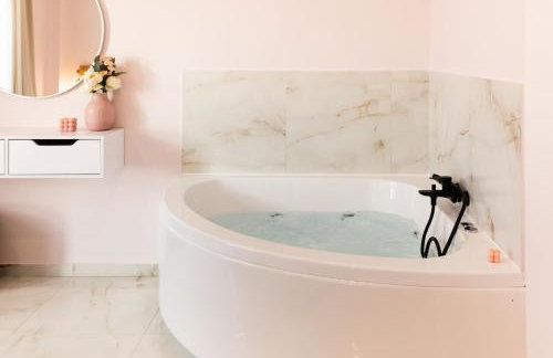 Almond Jacuzzi Suites - Private Jacuzzi - Self Check-In - Free & Easy Street Parking - Foto 1