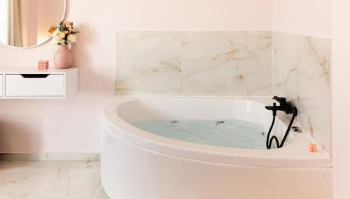 Almond Jacuzzi Suites - Private Jacuzzi - Self Check-In - Free & Easy Street Parking - Foto 1