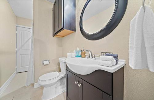 Nr DT, Med Center, Midtown Sleeps 16 Game Room - Photo 32