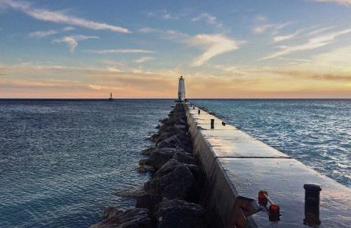 Elegant Stone Cottage Steps to Crystal Lake Beach - Foto 2