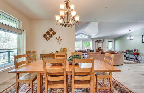 Waterfront Shady Cove Home with Fishing Deck! - Foto 16