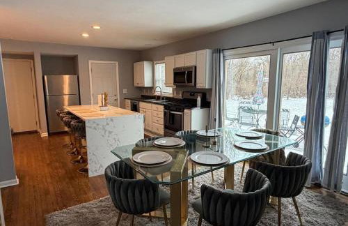 TheCreekHouse 5BR Sanctuary w Sunroom and Games - Foto 3