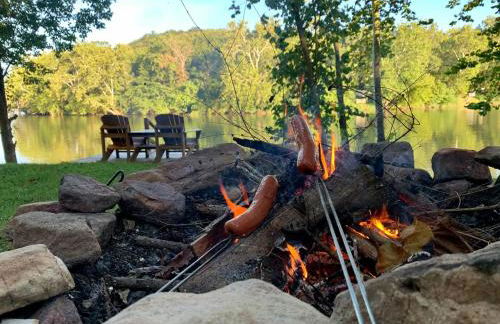 The Perch - Riverfront, Starlinks WiFi & Hot Tub - Photo 3