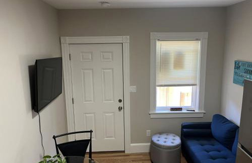 Downtown Apt King Beds Mins to Salem - Photo 1