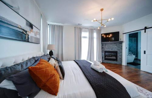 Modern Rooftop Townhome w Hot Tub & Skyline Views - Photo 5