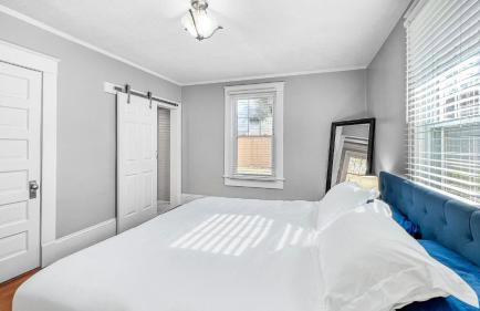 Homey Lodge - Cozy home / Walk to Revolution Mill / Near Downtown / Perfect for groups and family / Free parking - Foto 16