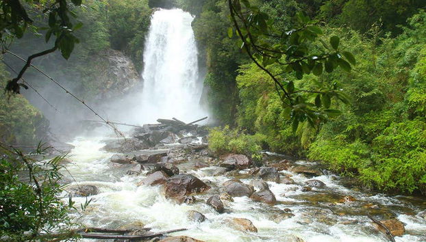 Cascada del Parque Aikén del Sur