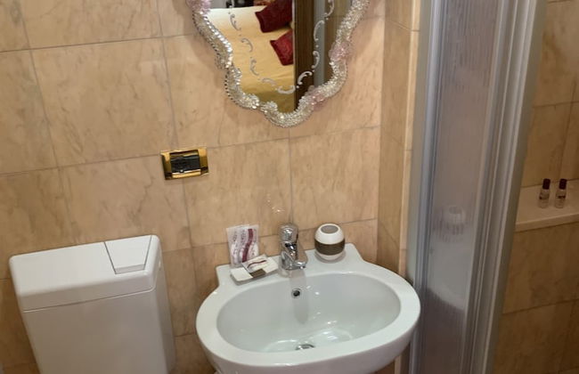 Luxury Venetian Rooms - Photo 27