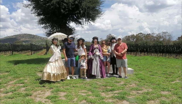 Posando con los personajes de época