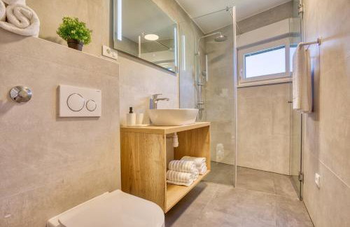 VILLA CVITA is a modern 5-bedroom villa with a Jacuzzi, a Gym and Finnish Sauna, a heated pool, and amazing views - Foto 36