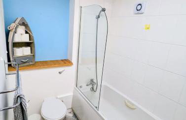 Barry Island Beachfront Apartment - Stunning Bay Views and Private Parking - Foto 12