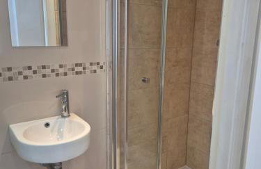 Bright 4 double bedroom victorian house - Photo 12