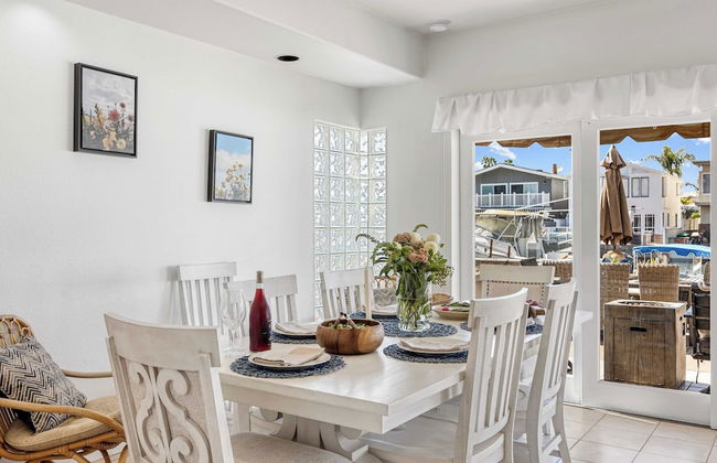 Canalfront Charmer by Avantstay Waterfront w/ Shared Dock + Hot Tub - Foto 10