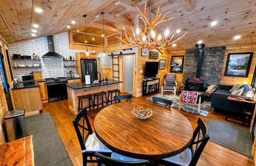 5R Cozy log chalet in fantastic location. Ski, snowshoe, fish, explore! AC, pet friendly! - Photo 4