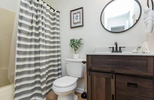 In The Woods - 5 BR Chalet with Game Room, Fire Table and Hot Tub - Foto 28