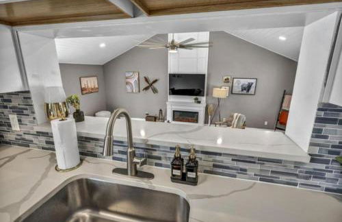 Swim and Relax In our Pool and Hot Tub and Recently Renovated - Foto 10