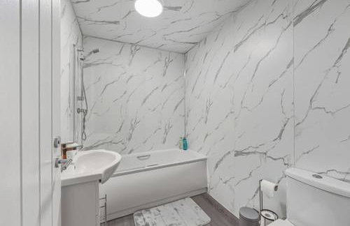 Albert House - Near the High Street - Free Parking, Garden, Fast WiFi and Smart TV by Yoko Property - Foto 17