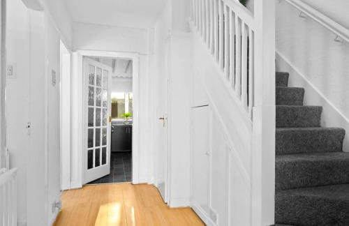 Stylish Four Bed House - 7 Guests - Garden - Parking - Netflix 802W - Foto 14