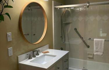 Seaside Garden Escape, A Stroll to the Beach! - Foto 21