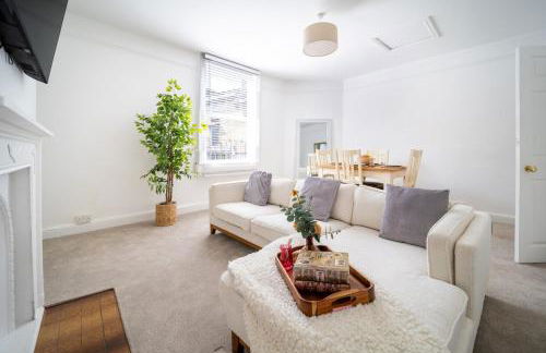 Larkhall Retreat- Village Centre, Parking, 4K TVs, 10mins To City Centre - Photo 1