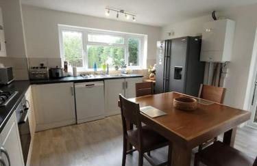 Spacious 5 Bedroom 11 Guest Family House in Horsham - Photo 8