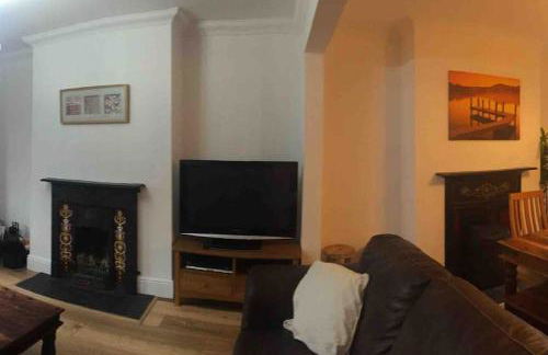 Spacious 5-Bedroom Victorian House Near Sandbanks - Sleeps 14, Parking & Garden - Foto 11