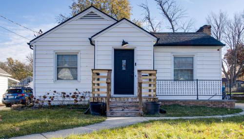 Updated and Charming! Waterloo Home with Patio - Foto 3