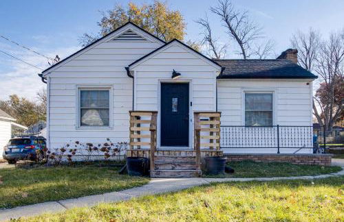 Updated and Charming! Waterloo Home with Patio - Foto 3