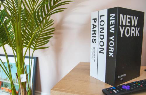 3x Bed Elegant House with Private Parking - Photo 21